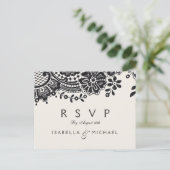 白黒ヴィンテージレースエレガントウェディングRSVP インビテーションポストカード (スタンド正面)