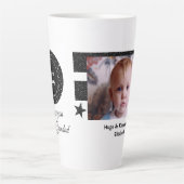 白黒写真と非常に幸運な祖父 カフェラテマグ (正面)