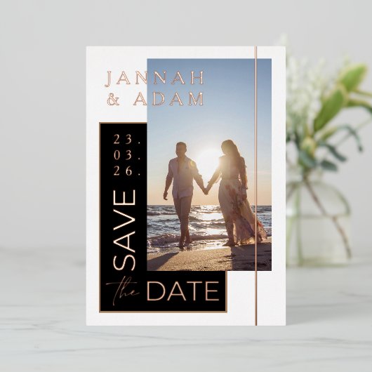 白黒写真ウェディング日付の保存バラ 箔招待状 (立ち正面)