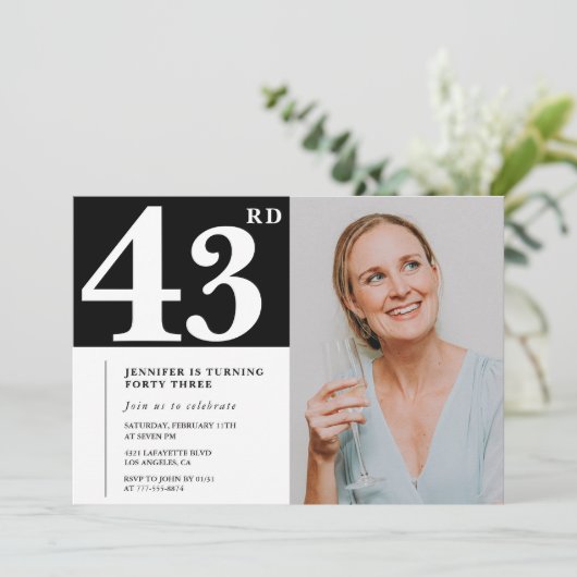 白黒写真43歳の誕生日招待状 招待状 (スタンド正面)