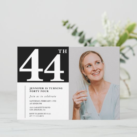 白黒写真44歳の誕生日招待状 招待状 (スタンド正面)
