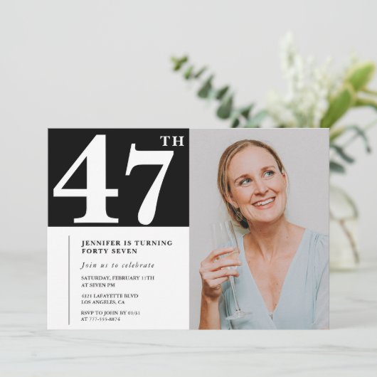 白黒写真47歳の誕生日招待状 招待状 (スタンド正面)