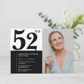 白黒写真52番目の誕生日招待状 招待状 (スタンド正面)