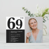 白黒写真69番目の誕生日招待状 招待状 (スタンド正面)