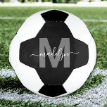 白黒名モノグラム サッカーボール<br><div class="desc">自分のの黒カスタムと白のサッカーボール名モノグラムを作成。このデザインは、クラシックの白黒のサッカーボールを備え、スポーティでパーソナルなtouchにカスタムは、あなたのサッカーモノグラムを追加した。グレーのはっきりしたイニシャルは、きれいな白いスクリプトであなたの名前と組み合わされ、きれいに見えモダンる。すべての色はカスタマイズお客様のスタイルに合わせる。おもしろいパーティーの特典、スポーツをテーマにした誕生日プレゼント、チームの記念感謝してい品、コーチユー。人生よくはしゃぐの祝サッカーのファンへの道。</div>
