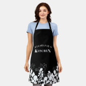 白黒名前をカスタムする白フローラエプロン エプロン (着用した状態)
