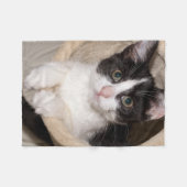 白黒子ネコ フリースブランケット (正面(横))