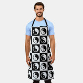 白黒市松模様にイン – ヤンゼンブロックプリント エプロン (着用した状態)