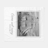 白黒帆走船スクーナーセイル遠くに フリースブランケット (正面(横))