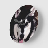 白黒微笑のアラスカンマラミュート ラウンド壁時計 (傾斜)