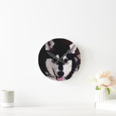 白黒微笑のアラスカンマラミュート ラウンド壁時計 (ホーム)