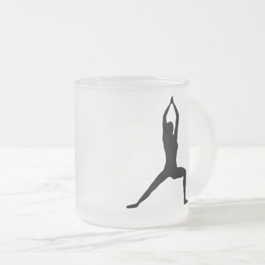白黒戦士のヨガの姿勢のシルエット フロストグラスマグカップ (正面右)