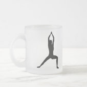 白黒戦士のヨガの姿勢のシルエット フロストグラスマグカップ (左)