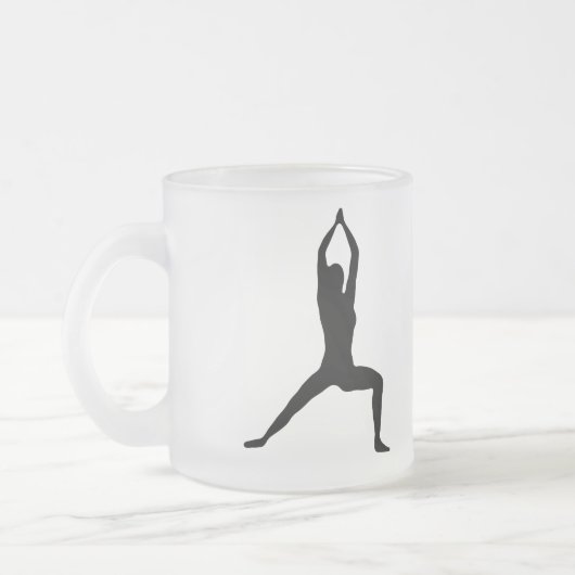 白黒戦士のヨガの姿勢のシルエット フロストグラスマグカップ (左)