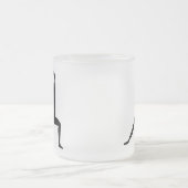 白黒戦士のヨガの姿勢のシルエット フロストグラスマグカップ (中央)