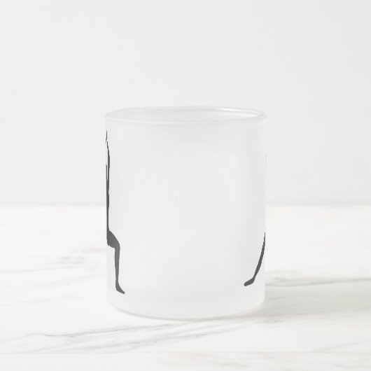 白黒戦士のヨガの姿勢のシルエット フロストグラスマグカップ (中央)