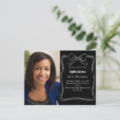 白黒手描きボウフォト誕生日 インビテーションポストカード (スタンド正面)