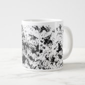 白黒抽象芸術の汚れ「雲」の形成 ジャンボコーヒーマグカップ (正面右)