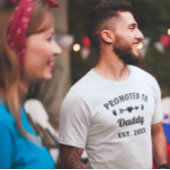 白黒文字ダディニューファザフッドに昇格 Tシャツ