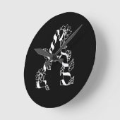 白黒文字「A」、巻き花 ラウンド壁時計 (傾斜)