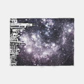 白黒漫画スタイルシティスカイラインミルキーウェイ フリースブランケット (正面(横))