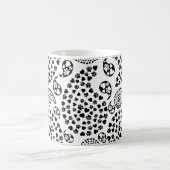 白黒犬の足とハートペイズリープリント コーヒーマグカップ (中央)