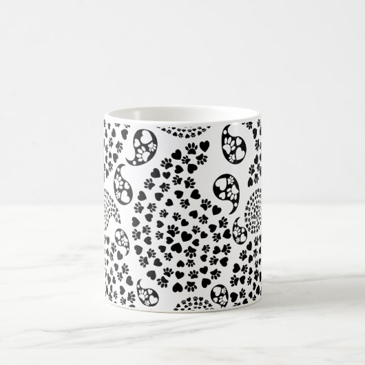 白黒犬の足とハートペイズリープリント コーヒーマグカップ (中央)