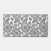 白黒犬の足とハートペイズリープリント デスクマット (正面)