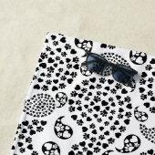 白黒犬の足とハートペイズリープリント ビーチタオル (インサイチュ)