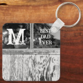 白黒素朴フォト最高のパパイニシャル キーホルダー (裏面)