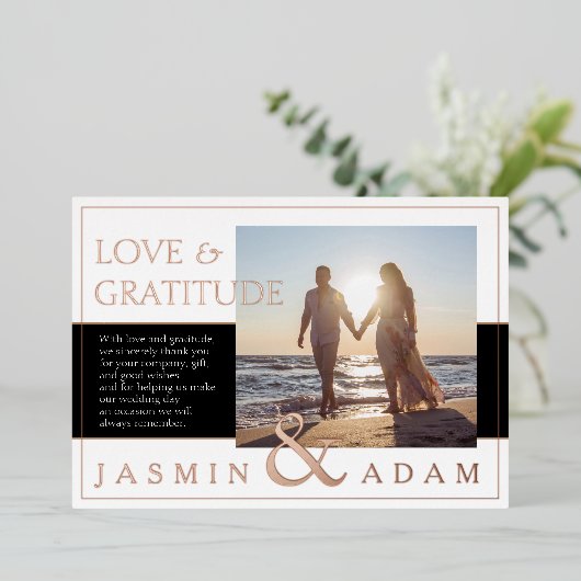 白黒結婚写真の愛と感謝のバラ 箔招待状 (立ち正面)