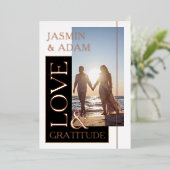 白黒結婚写真の愛と感謝のバラ 箔招待状 (立ち正面)