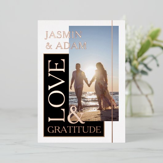 白黒結婚写真の愛と感謝のバラ 箔招待状 (立ち正面)