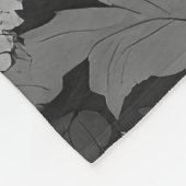 白黒色離れのパターンモノグラムの フリースブランケット (角)
