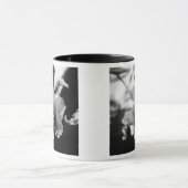 白黒花の写真 マグカップ (中央)