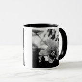 白黒花の写真 マグカップ (正面右)