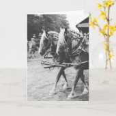 白黒荷車を引くで作業する馬 カード (黄色い花)