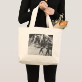 白黒荷車を引くで作業する馬 ラージトートバッグ (正面(商品))