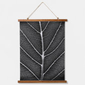 白黒葉白熱［赤熱］光を放つがクローズアップ 吊り下げ型タペストリー (正面)