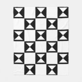 白黒角三角形の砂時計のようなパターン フリースブランケット (正面)