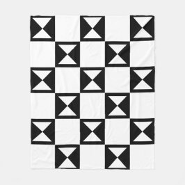 白黒角三角形の砂時計のようなパターン フリースブランケット