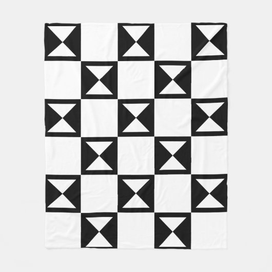 白黒角三角形の砂時計のようなパターン フリースブランケット (正面)