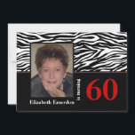 白黒赤ゼブラプリント60th birthday photo 招待状<br><div class="desc">白黒赤ゼブラ印刷60th誕生日の写真の招待状，上に白黒ゼブラアニマルプリントパターンを特徴無地の，下に黒い色，あなたの写真と赤いストライプ.vintage/retro.Trendyの軽モダンいtouchを持つクラシックテーマのファッショナブルなデザインスタイリッシュと上品なデザインコンテンポラリー、20、30、40、50、60、70、80、90の節目と100の誕生日ではない理由に最適。必要に応じて番号を変更する。</div>