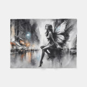 白黒都市生活超現実童話の街 フリースブランケット (正面(横))