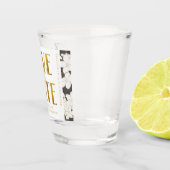 白黒金ゴールドスクリプト結婚式の日付の保存 ショットグラス (右)