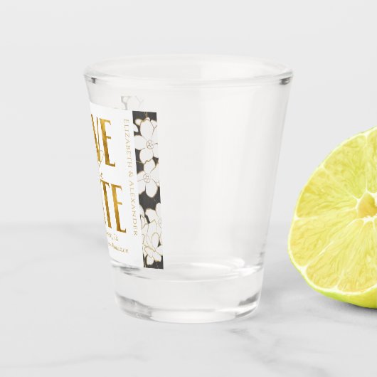 白黒金ゴールドスクリプト結婚式の日付の保存 ショットグラス (右)