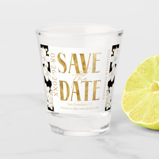 白黒金ゴールドスクリプト結婚式の日付の保存 ショットグラス (正面)