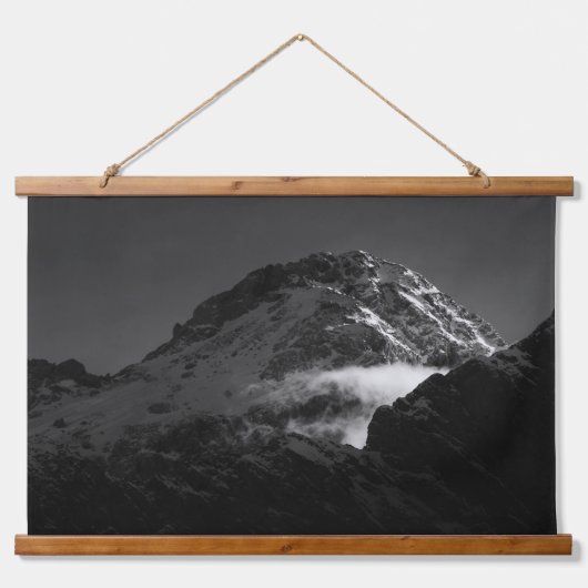 白黒風の雪の山 吊り下げ型タペストリー (正面)