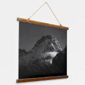 白黒風の雪の山 吊り下げ型タペストリー (傾斜あり)