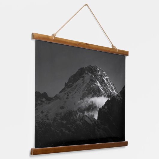 白黒風の雪の山 吊り下げ型タペストリー (傾斜あり)